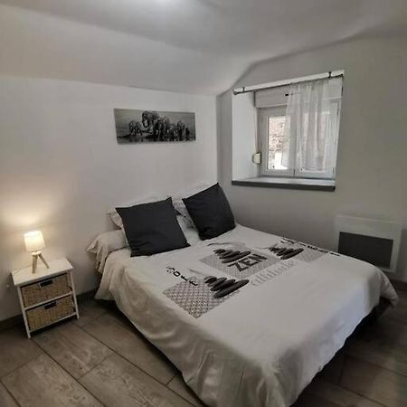 Charmant Appartement Au Calme Saint-Georges-de-Luzencon Luaran gambar