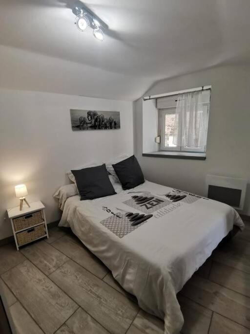 Charmant Appartement Au Calme Saint-Georges-de-Luzencon Luaran gambar